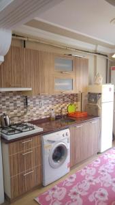 BostancıGalata Apart Suite的厨房配有洗衣机和洗衣机。