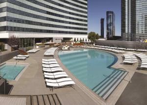 拉斯维加斯Vdara Studio Suite 011 Pool View FREE VALET Parking的一座带躺椅的大型游泳池和一座建筑