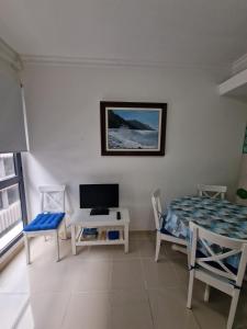 大加那利岛拉斯帕尔马斯Somarcrisa的一间卧室配有一张床、一张桌子和一张书桌