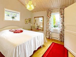 乌德瓦拉Holiday home Uddevalla XXIII的卧室配有白色的床和窗户。