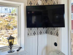 胡丁厄Holiday home HUDDINGE II的墙上的平面电视,设有窗户