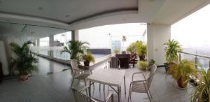 金边马里斯旅馆的阳台配有桌椅和植物