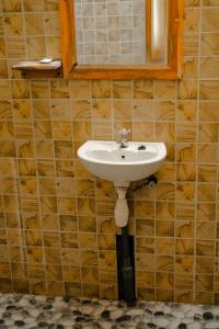 班尤温当Eco Moringa Garden的瓷砖墙上带水槽的浴室