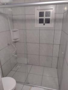 卡内拉Chalé D´Roos III的带淋浴、卫生间和窗户的浴室