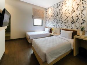 雅加达Hotel 88 Mangga Besar 62 Lokasari By WH的一间酒店客房,设有两张床和电视