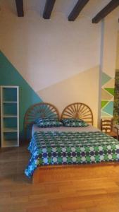 巴达洛纳La villa Mektoub的一间卧室配有一张带绿色和白色棉被的床