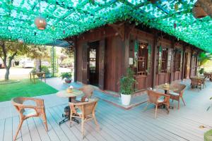兴安Khách sạn Phú Mỹ的一座配有桌椅的庭院和一座建筑
