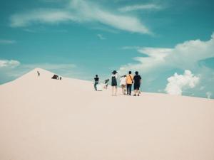 潘郎Hoa Hướng Dương Hotel的一群人站在雪覆盖的山顶上