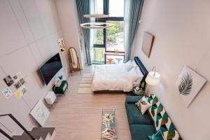 丽水市Ocean Marina Suite View的享有高空美景,设有一张床和一张沙发。