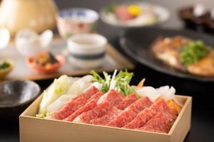 箱根仙石原品之木一之汤旅馆的桌子上一盒肉和蔬菜
