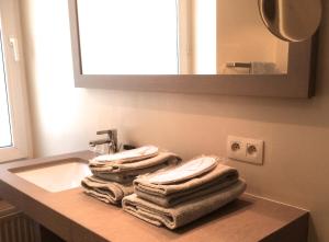克诺克－海斯特德劳里埃住宅酒店的浴室水槽上堆着的毛巾