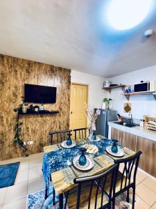伊洛伊洛Minimalist Condo One Spatial Iloilo 2 Bedroom Unit的厨房以及带桌椅的用餐室。