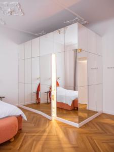 里加MIRO Rooms - quiet chic, free parking, self check-in的一间设有两张床和玻璃墙的房间