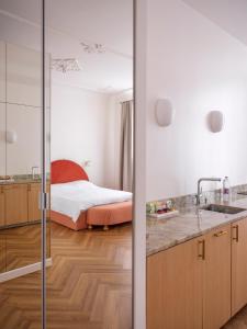 里加MIRO Rooms - quiet chic, free parking, self check-in的浴室设有1间带1张床的卧室,位于后面