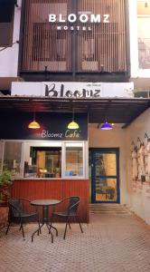 清迈BLOOMZ HOSTEL的餐厅前的桌椅