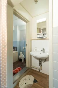 鹿儿岛Nanei Building - Vacation STAY 03606v的一间带水槽、卫生间和镜子的浴室