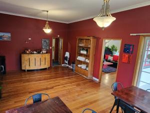 GarstonThe Garston Lodge的客厅拥有红色的墙壁和木地板。