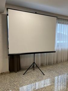 古拉哈莫卢洛伊Hotel Club Bucovina Resort & Spa的墙上的大屏幕白色屏幕