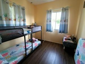 昆达桑Kundasang Trail Homestay的客房设有两张双层床和一扇窗户。