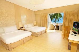 长滩岛艾斯达西欧优诺的酒店客房设有两张床和电视。