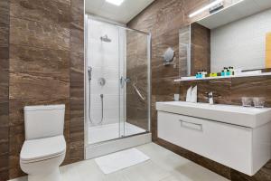 巴库Wyndham Baku的带淋浴、卫生间和盥洗盆的浴室