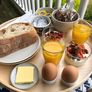 阿波罗湾Skippers Apollo Bay的餐桌,早餐包括面包、鸡蛋和食物