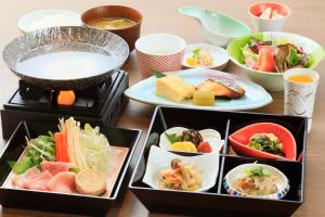 日光丸京日式旅馆的托盘上放不同种类食物的桌子