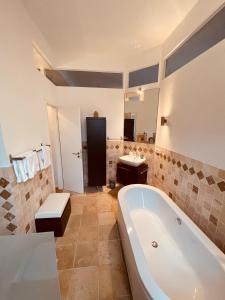 科隆Deutzer Traumappartment的带浴缸和盥洗盆的大浴室