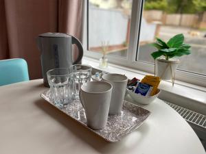Corfe MullenThe Lily Pad的桌子上带杯子和玻璃杯的托盘,有窗