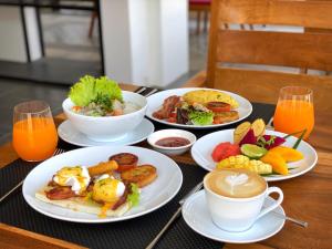 暹粒Sala Siem Reap Hotel的桌上摆着早餐食品盘和咖啡