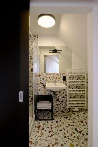 瑟绍Wotel的一间带水槽和镜子的浴室