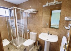 罗德里戈城教堂之门宾馆的浴室配有卫生间、盥洗盆和淋浴。