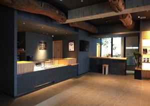 别府MURE Beppu的餐厅拥有蓝色的墙壁和木梁