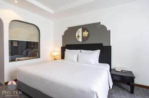 绥和市PHÚ YÊN EVERYDAY HOTEL的卧室配有白色的床和大镜子