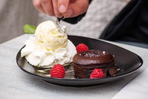 霍勒姆阿默兰岛比吉恒酒店的吃一块巧克力蛋糕和草莓的人