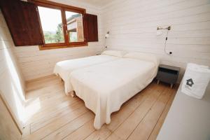 阿赫尔Vall d'Àger Resort & Camping的一间带两张床的卧室,位于带窗户的房间内