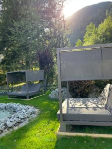 加伊斯博格费丽伊登酒店的坐在院子的草地上的两把长椅