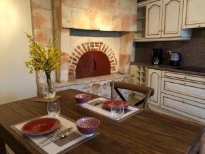 Vicq-sur-GartempeRive de gartempe的厨房配有砖炉桌