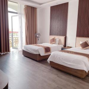 Na CốcHoàng Liên Plaza的酒店客房设有两张床和窗户。