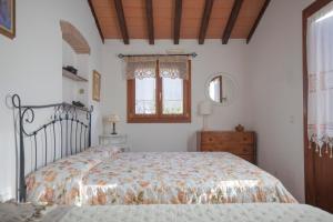 里奥马里纳HelloElba Villetta Fiorita的一间卧室设有一张床和一个窗口