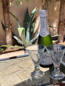 圣埃乌拉利亚Villa Casa Diego Ibiza的一瓶香槟和一张桌子上的两杯酒