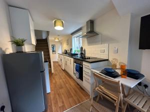 LincolnshireNumber 3 Seafield - sleeps 4 - Grantham town的厨房配有冰箱和桌椅