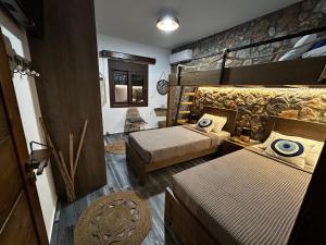 阿彻奇洛斯Aithonas Villa的客房设有两张床和一张双层床。