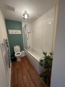 LincolnshireNumber 3 Seafield - sleeps 4 - Grantham town的浴室配有卫生间、浴缸和水槽。