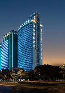 深圳深圳深航国际酒店的一座高大的蓝色建筑,灯火通明