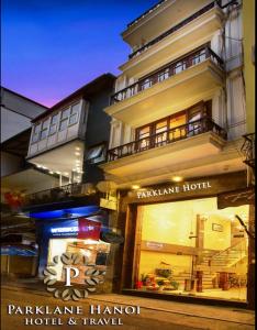 河内Parklane Central Hanoi Hotel的建筑前方的商店,有商店窗口