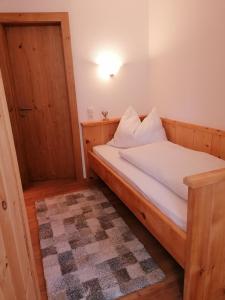 阿尔卑巴赫Ferienwohnung Haus Sama的一间小卧室,配有床和地毯