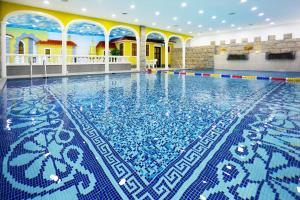 澳门皇家金堡酒店的一座铺有蓝色和白色瓷砖地板的室内游泳池