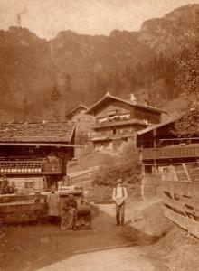 阿尔卑巴赫Ferienwohnung Haus Sama的一张村子里人们的黑白照片