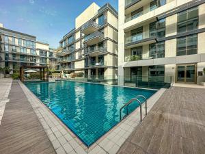 迪拜HiGuests - Charming Retreat in CityWalk With Balcony and Pool的大楼前的游泳池